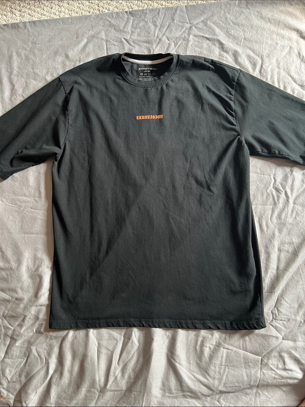EUC EKKOVision men’s Large shirt w/ wolf graphic on back.